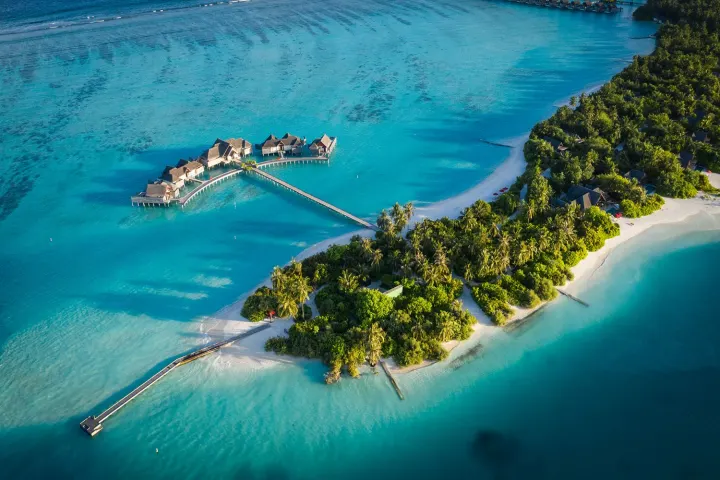 Niyama Private Islands Maldives — большой зеленый остров и лазурная лагуна