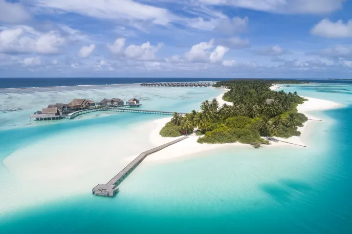 Niyama Private Islands Maldives, Мальдивы — вид сверху Niyama Private Islands Maldives — остров с пирсом и виллами на воде с высоты