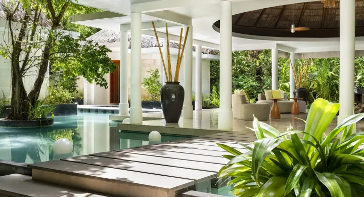 Niyama Private Islands Maldives, Мальдивы — прибытие Niyama Private Islands Maldives — открытое лобби с бассейном и тропическими растениями