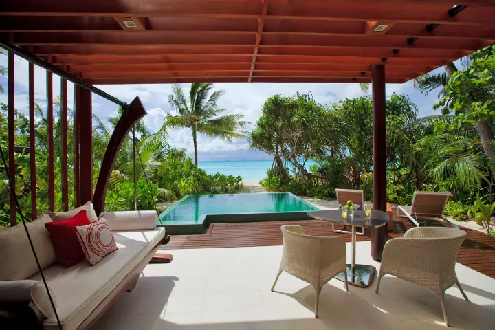 Niyama Private Islands Maldives, Мальдивы — вилла на пляже Niyama Private Islands Maldives — терраса пляжной виллы с собственным бассейном