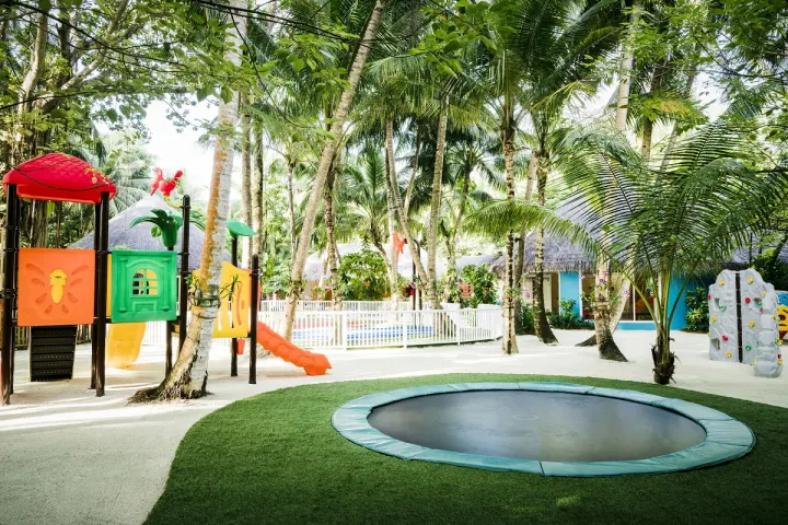 Niyama Private Islands Maldives, Мальдивы — для детей Niyama Private Islands Maldives — детская площадка с батутом в тени деревьев