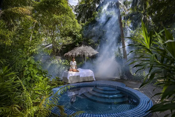 Niyama Private Islands Maldives, Мальдивы — спа Niyama Private Islands Maldives — массажный стол у бассейна среди джунглей