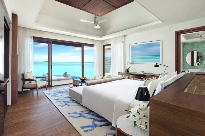 Niyama Private Islands Maldives, Мальдивы — интерьер виллы Niyama Private Islands Maldives — светлая спальня с панорамным видом на океан