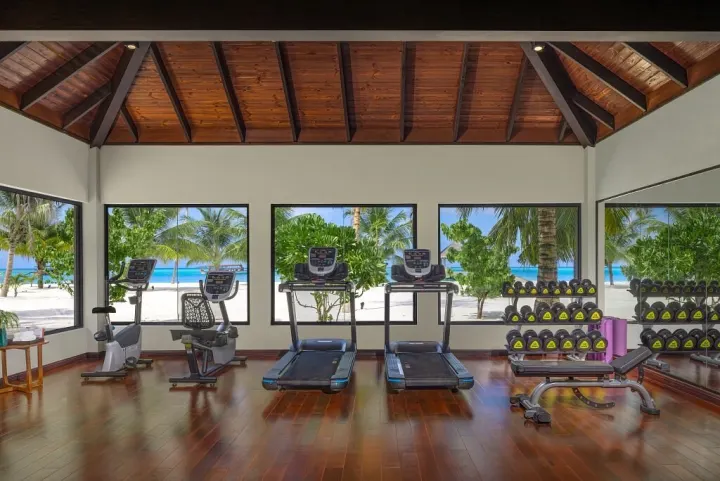NOOE Maldives Kunaavashi — современный фитнес-зал с кардиотренажерами на острове