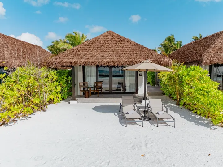 NOOE Maldives Kunaavashi — береговая вилла с террасой среди пальм у песчаного пляжа