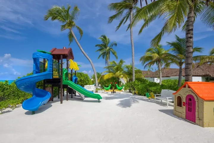 NOOE Maldives Kunaavashi — игровая площадка детского клуба на свежем воздухе
