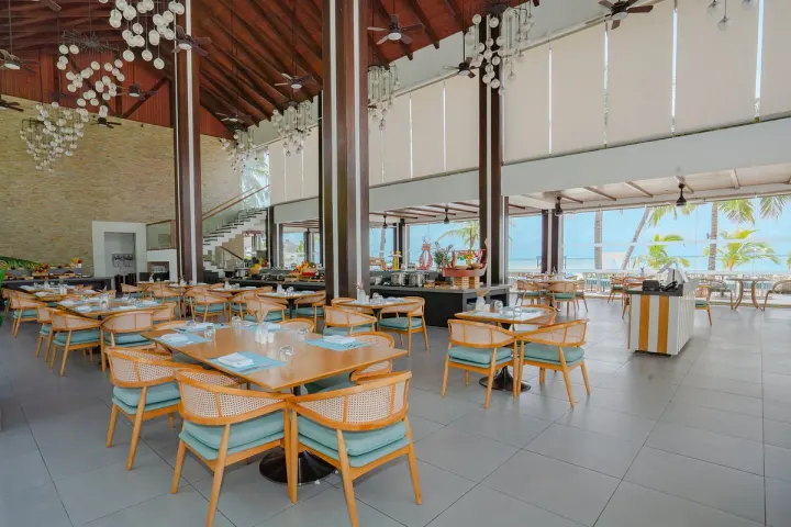 NOOE Maldives Kunaavashi — главный ресторан с высокими сводами и открытой террасой