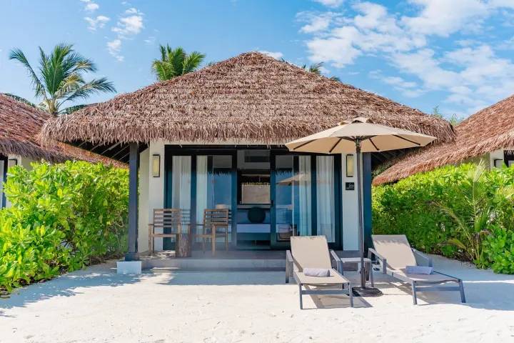 NOOE Maldives Kunaavashi — светлая спальня виллы в современном островном стиле