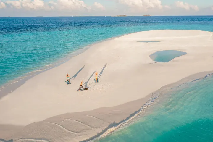 Nova Maldives — занятия йогой на песчаной косе