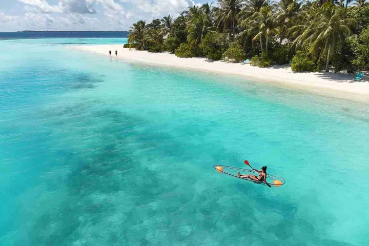 Nova Maldives — прогулка на прозрачном каяке в лагуне