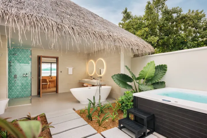 Nova Maldives — ванная комната с тропическим душем