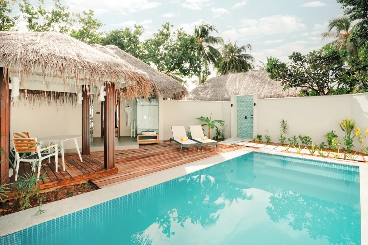 Nova Maldives — терраса пляжной виллы с бассейном