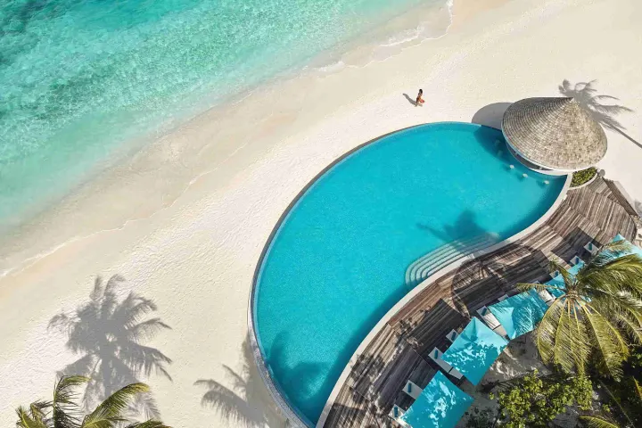 Nova Maldives — главный бассейн отеля у пляжа