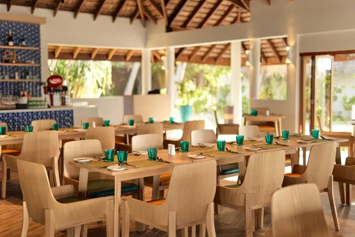 Nova Maldives — просторный зал ресторана