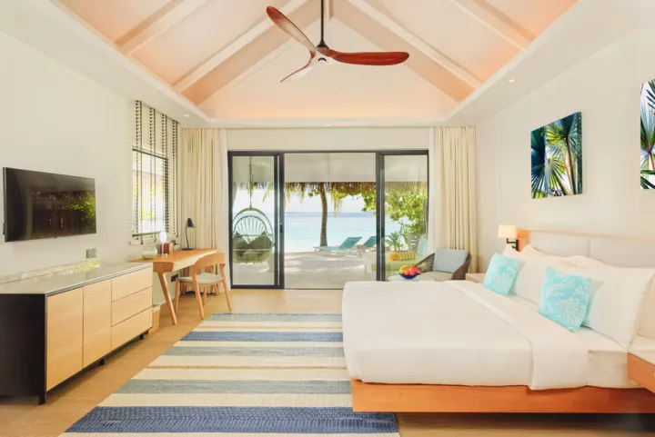 Nova Maldives — светлая спальня с видом на океан