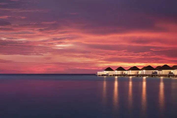 Nova Maldives — водные виллы на фоне красочного заката