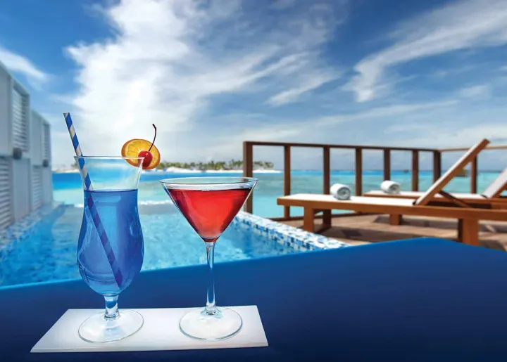 Oblu Select Sangeli — яркие коктейли на фоне заката и океана