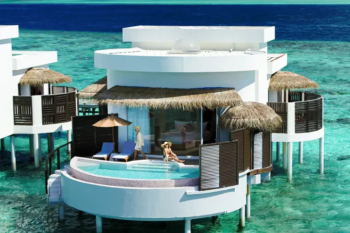 Oblu Select Sangeli — белоснежная вилла на воде с круглым бассейном