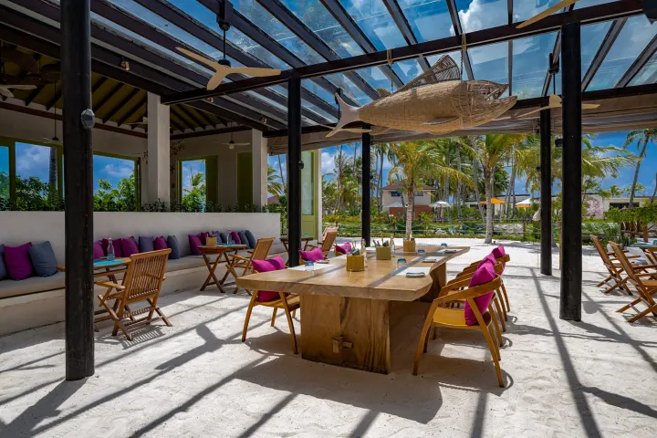 Oblu Xperience Ailafushi — открытая терраса бара со столиками