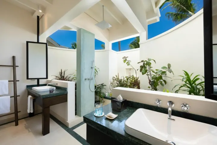 Oblu Xperience Ailafushi — светлая ванная комната с живыми растениями