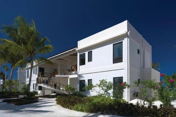 Oblu Xperience Ailafushi — двухэтажные жилые корпуса с балконами