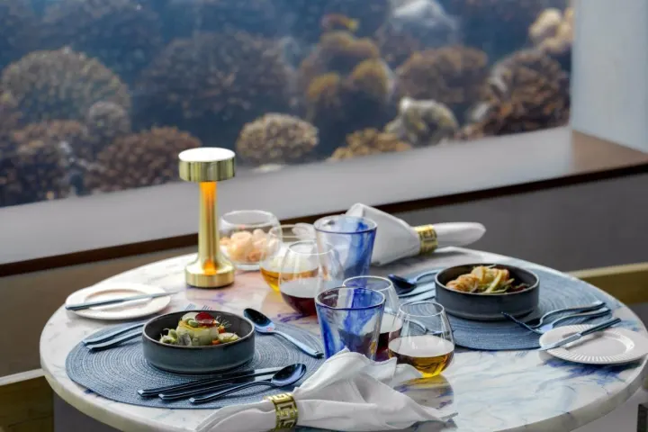 Oblu Xperience Ailafushi — столик в уникальном подводном ресторане