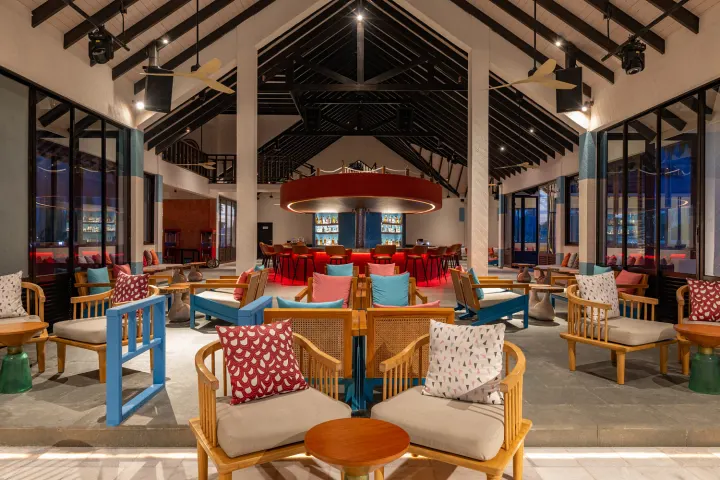 Oblu Xperience Ailafushi — просторный зал ресторана под высокой крышей