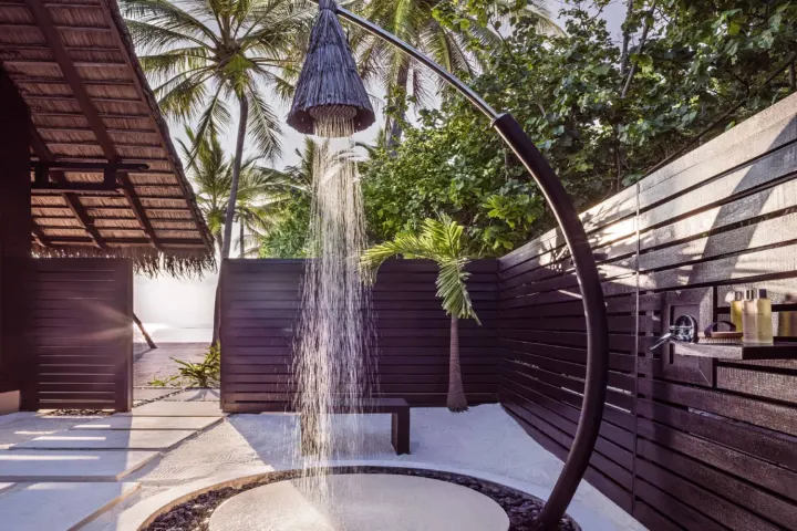 One&Only Reethi Rah — душ под открытым небом в саду