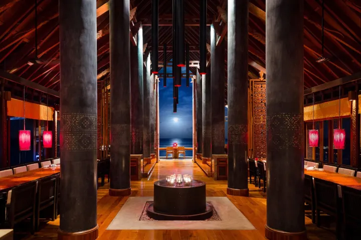 One&Only Reethi Rah — ресторан с высокими деревянными сводами