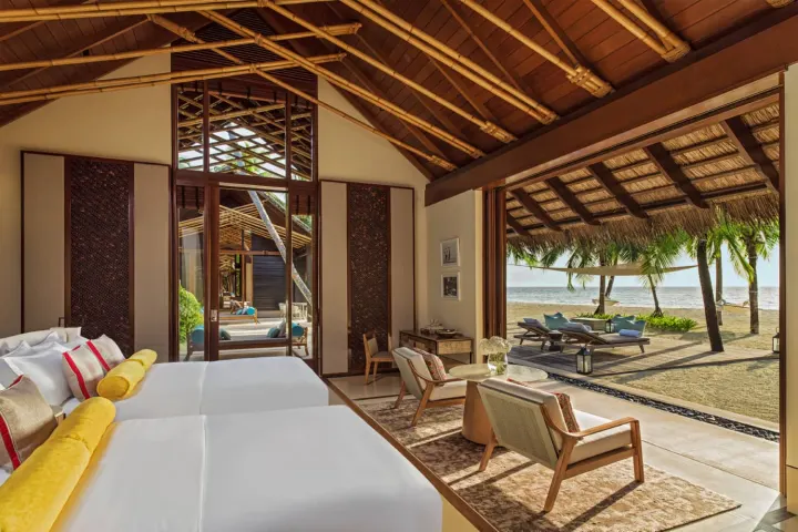 One&Only Reethi Rah — светлая спальня с двумя кроватями