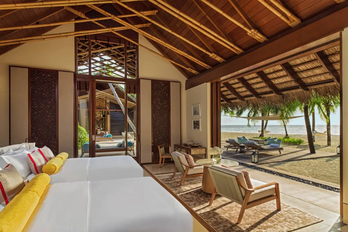One&Only Reethi Rah — светлая спальня с двумя кроватями