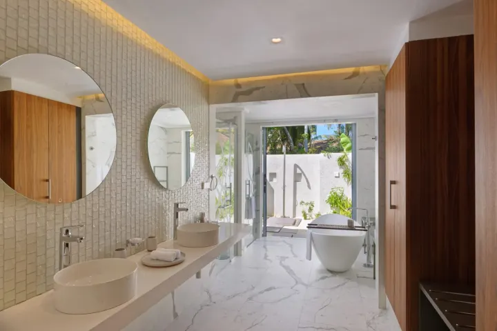 Outrigger Maldives Maafushivaru Resort — ванная комната с двумя раковинами и отдельной ванной