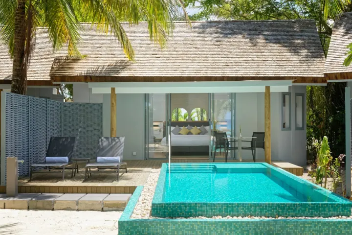 Outrigger Maldives Maafushivaru Resort — пляжная вилла с собственным бассейном и зоной отдыха
