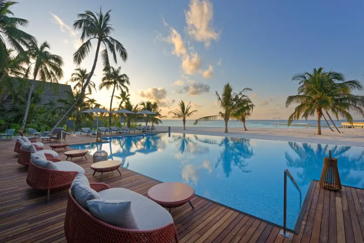 Outrigger Maldives Maafushivaru Resort — главный инфинити-бассейн на фоне заката