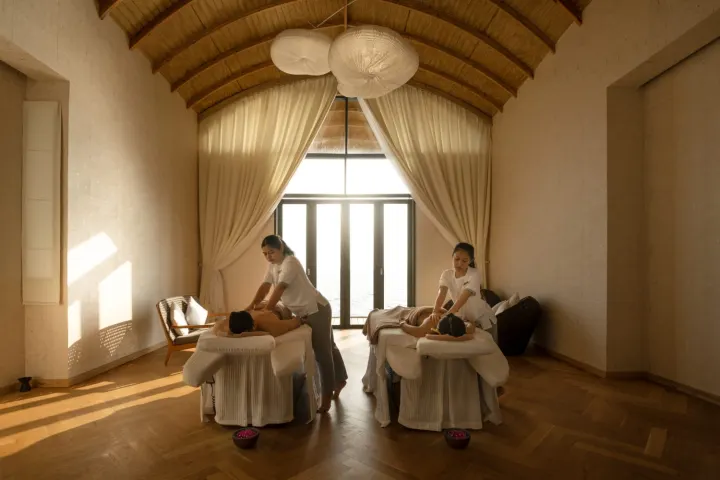 Outrigger Maldives Maafushivaru Resort — просторный кабинет для парного массажа в спа