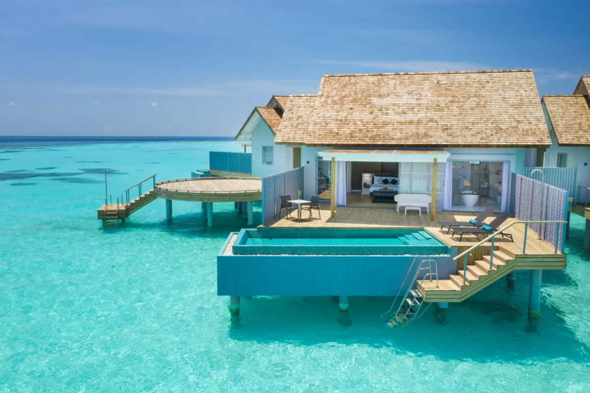 Outrigger Maldives Maafushivaru Resort — вилла на воде с бассейном на двухуровневой террасе