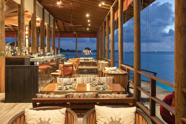 OZEN Life Maadhoo, Мальдивы — бар OZEN Life Maadhoo — открытый бар с видом на закат и океан