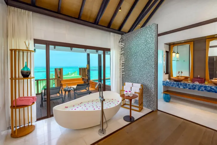 OZEN Life Maadhoo, Мальдивы — ванная OZEN Life Maadhoo — светлая ванная комната с отдельно стоящей ванной