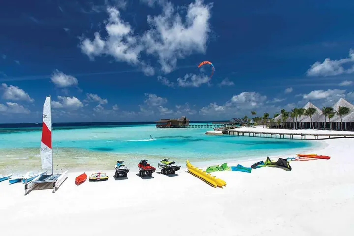 OZEN Life Maadhoo, Мальдивы — пляж OZEN Life Maadhoo — пляж с катамаранами и водными мотоциклами