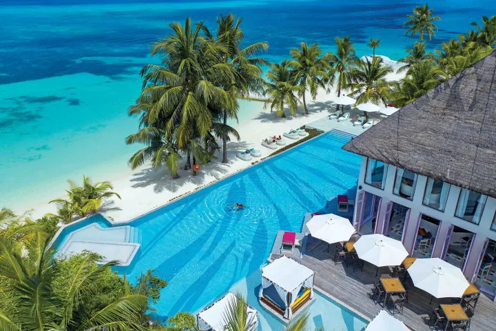 OZEN Life Maadhoo, Мальдивы — бассейн OZEN Life Maadhoo — большой пейзажный бассейн у белоснежного пляжа