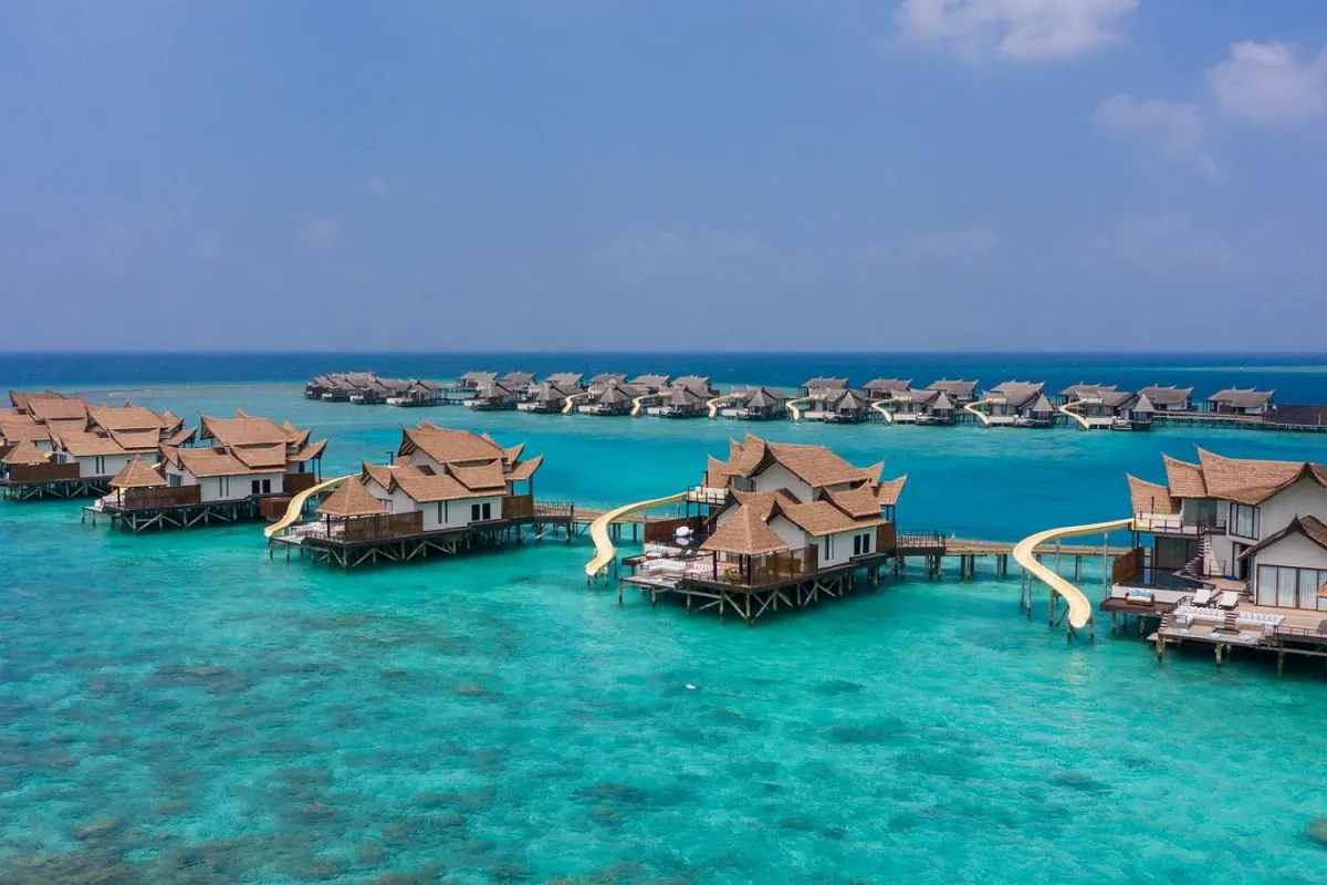 OZEN Reserve Bolifushi — вид сверху на водные виллы курорта