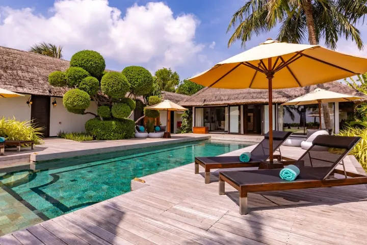 OZEN Reserve Bolifushi — главный бассейн отеля с шезлонгами