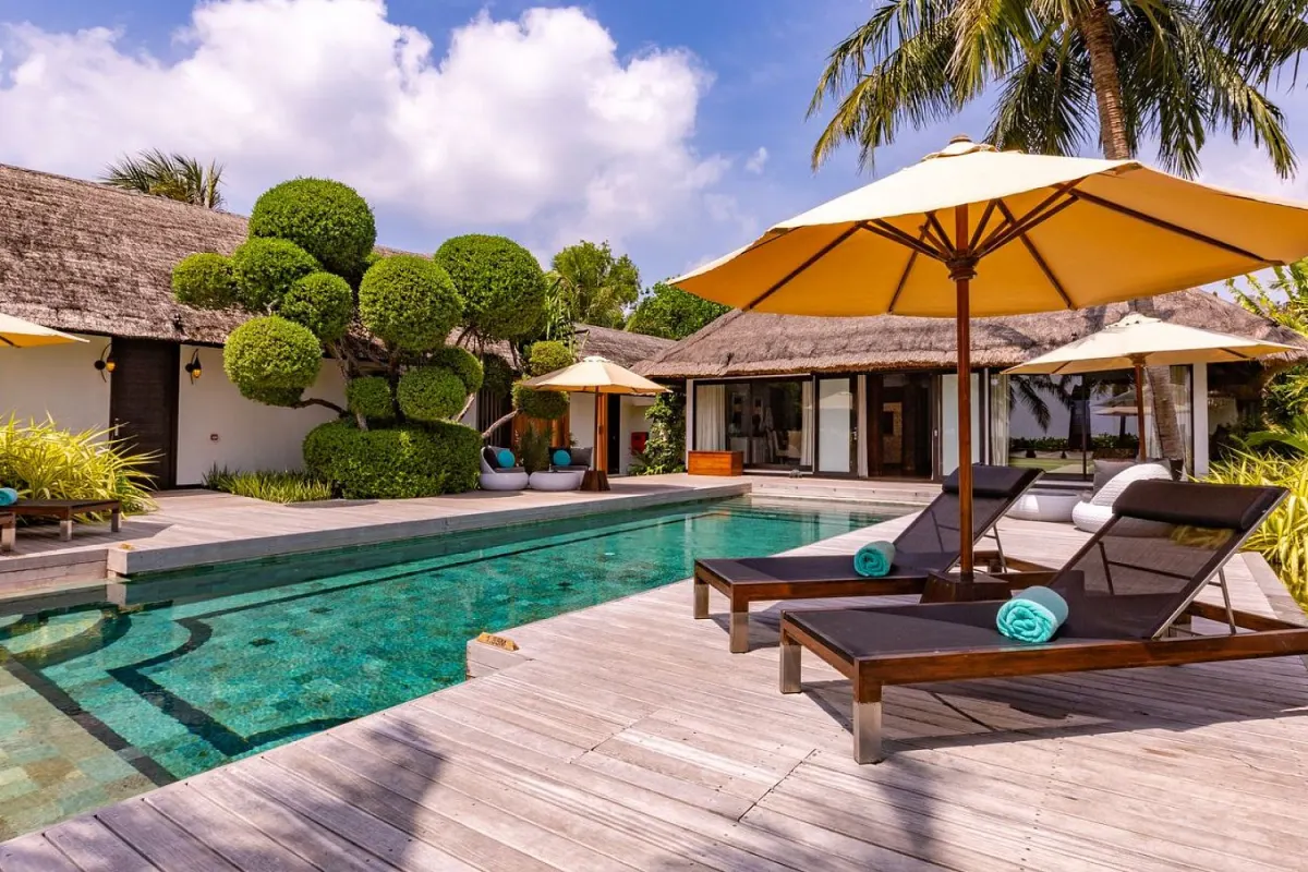 OZEN Reserve Bolifushi — главный бассейн отеля с шезлонгами