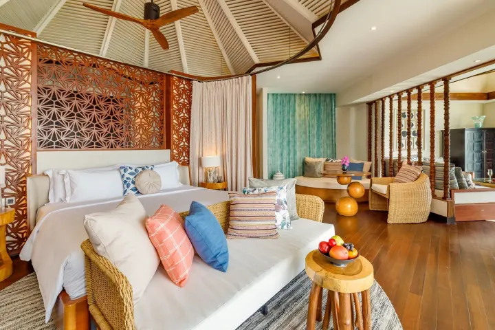 OZEN Reserve Bolifushi — уютная гостиная с мягкими диванами