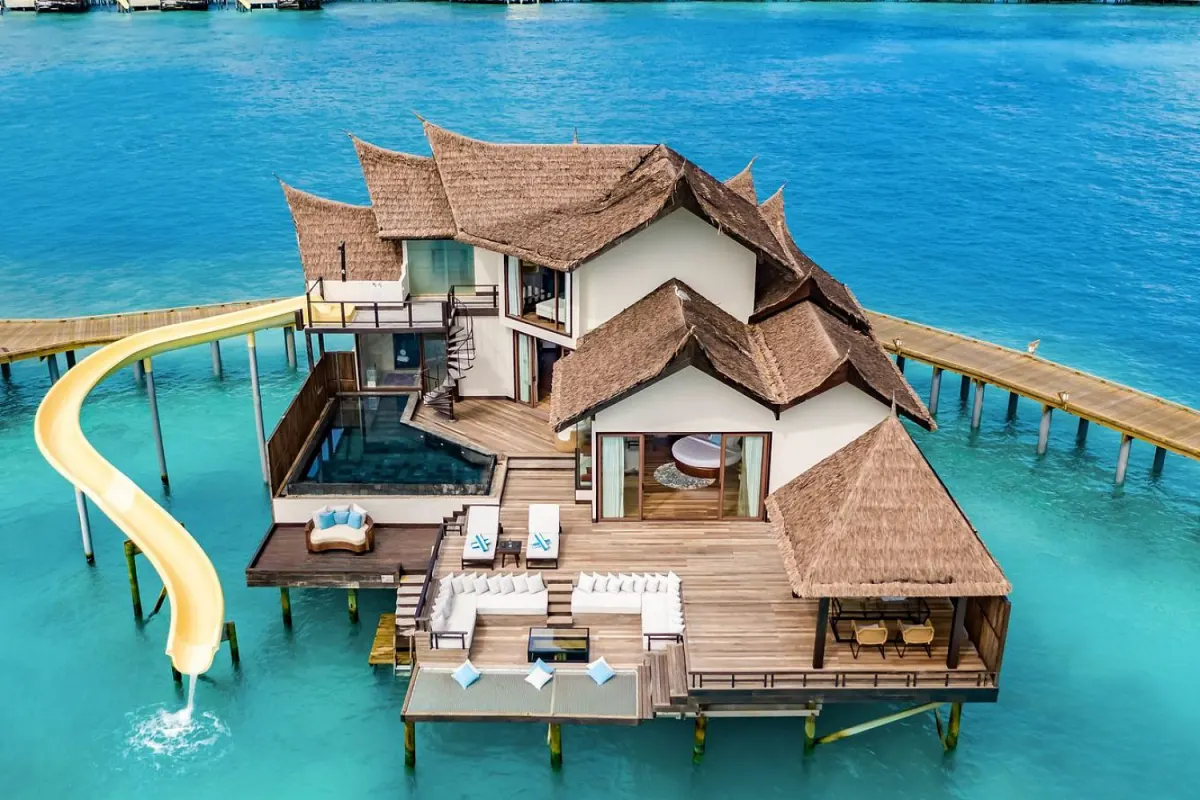 водная резиденция с горкой и бассейнами, вид сверху — OZEN Reserve Bolifushi