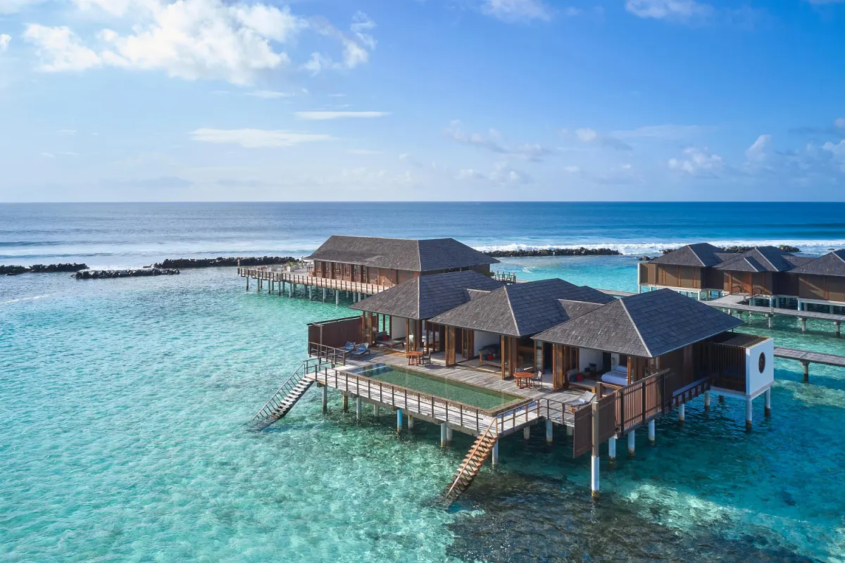 Paradise Island Resort & Spa (Villa Nautica) — аэросъёмка просторных деревянных вилл на сваях над лагуной