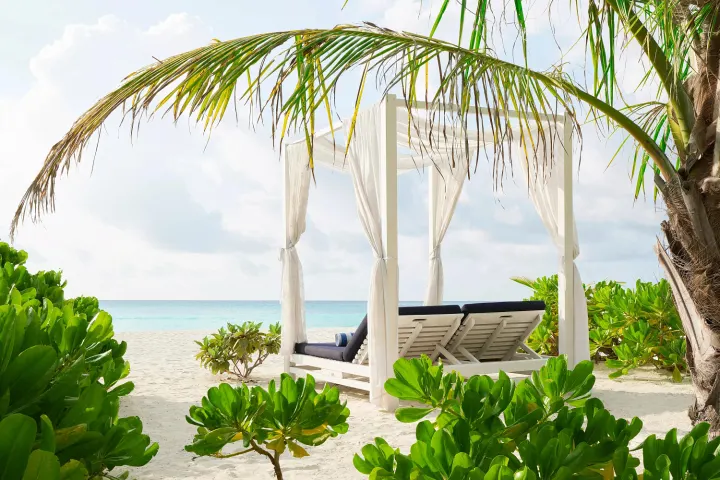 Paradise Island Resort & Spa (Villa Nautica) — белоснежная беседка с белыми шторами и шезлонгами на песке