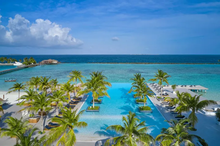 Paradise Island Resort & Spa (Villa Nautica) — главный инфинити-бассейн отеля у кромки бирюзового океана