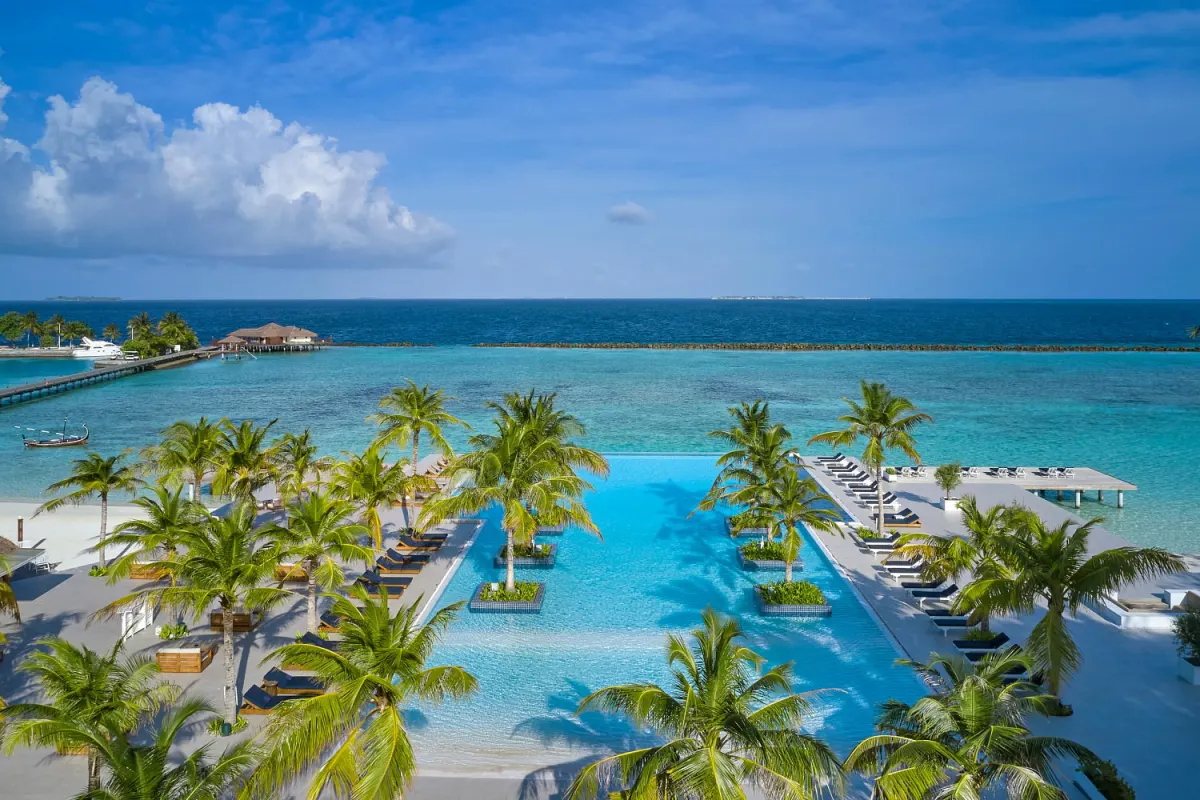 Paradise Island Resort & Spa (Villa Nautica) — главный инфинити-бассейн отеля у кромки бирюзового океана