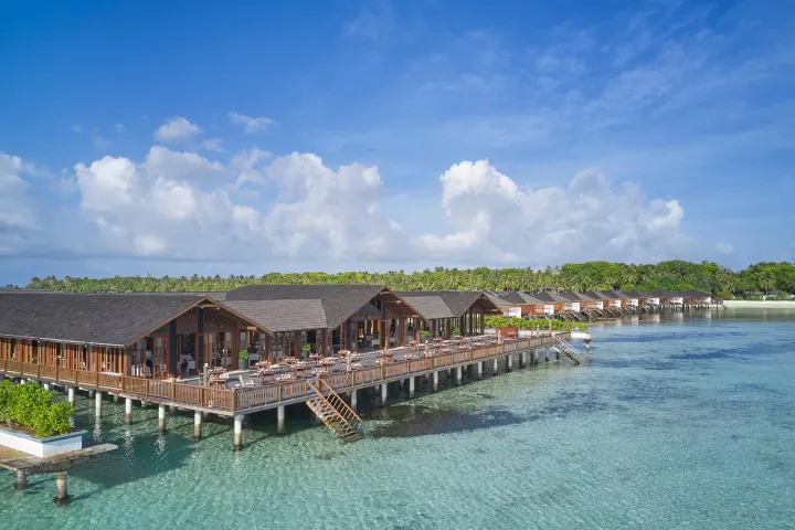 Paradise Island Resort & Spa (Villa Nautica) — аэросъёмка большого ресторана на сваях над водой